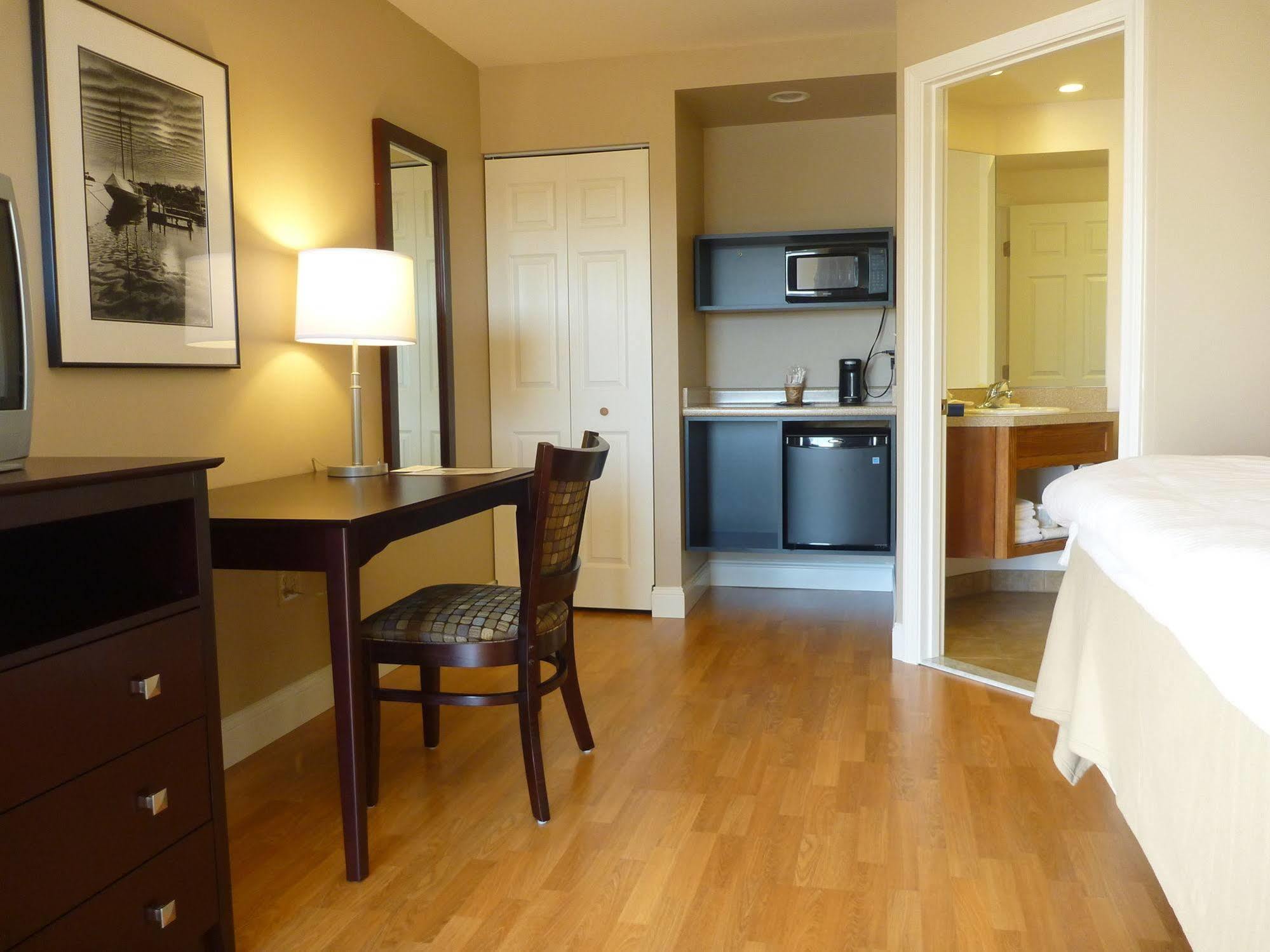 Yankee Clipper Motel Belfast Room photo